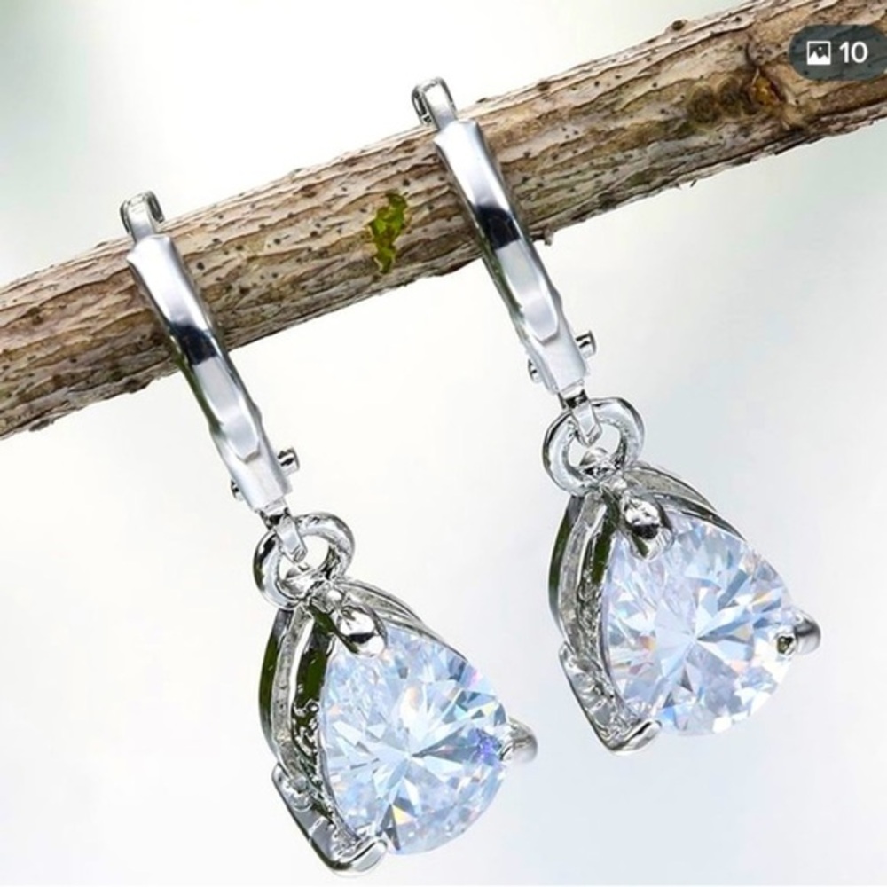 💎 Water Drop Pendant Earrings
Super Cute
Everyday Wear
Brand New